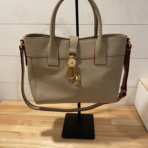 🤍Dooney & Bourke Amelie Tote in grey color🤍 - Picture 5 of 9